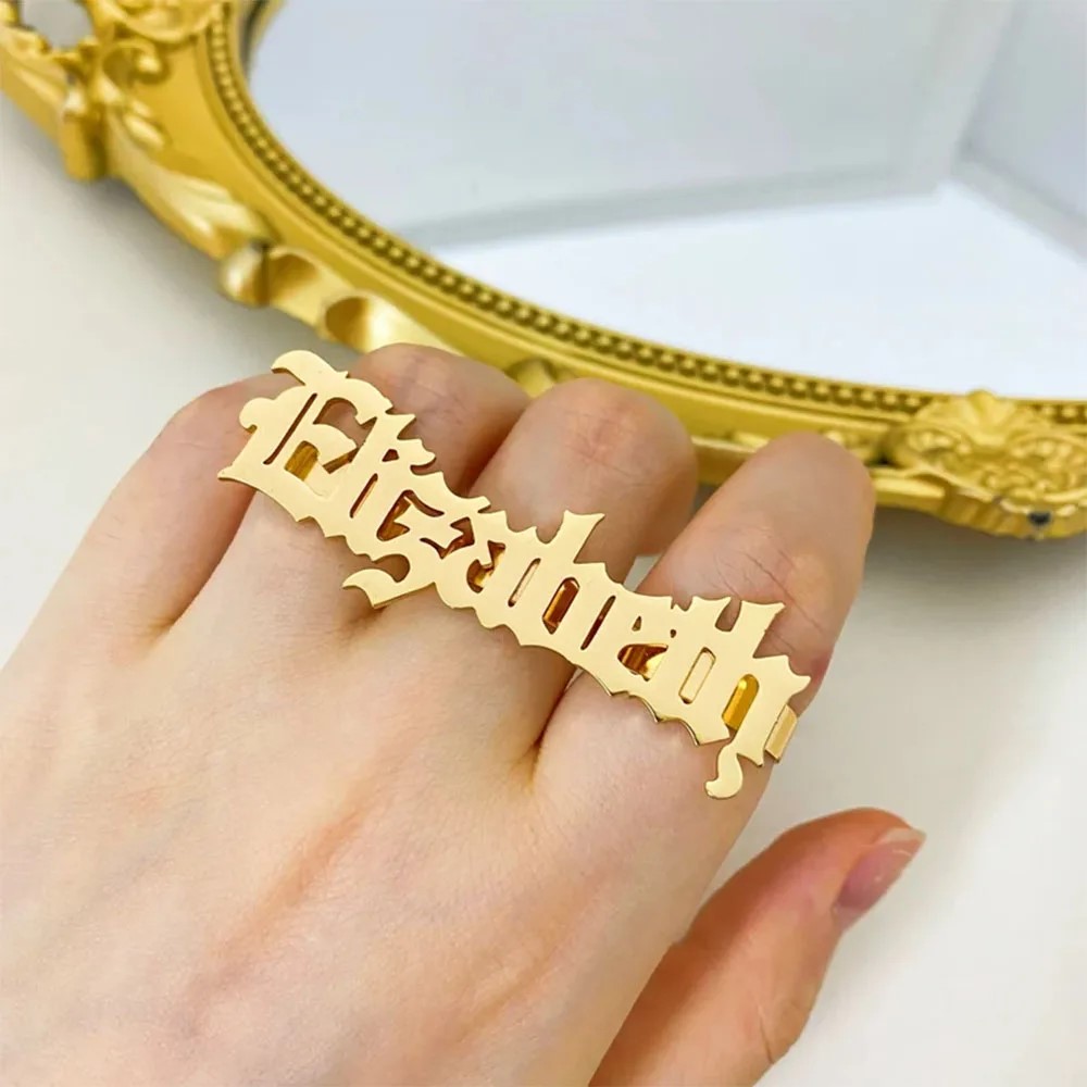 Niestandardowy pierścionek z i – Initial Ring Custom recenzja i cena